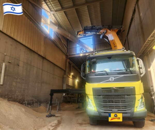 משא תומך וולבו FH עם מנוף  שנת 8/2023